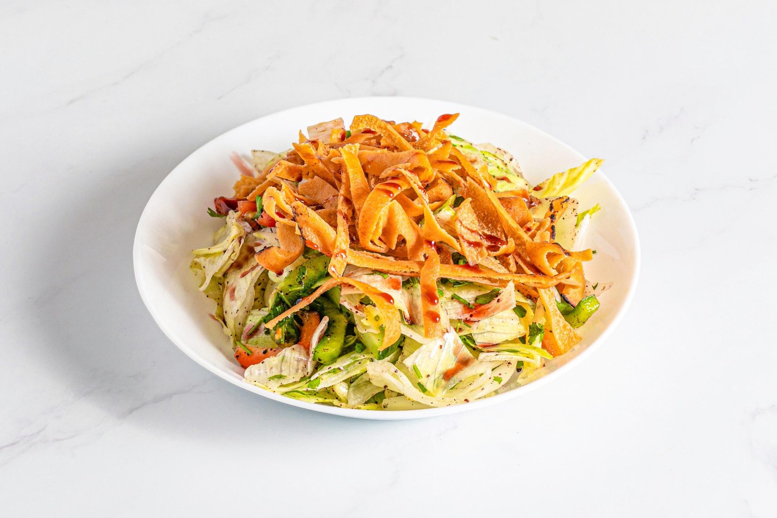 Ensalada fattoush con verduras frescas y pan pita crujiente