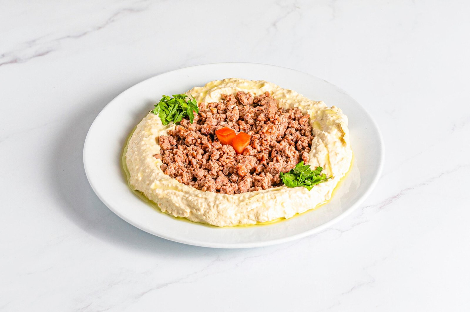 Hummus con carne picada especiada y aceite de oliva