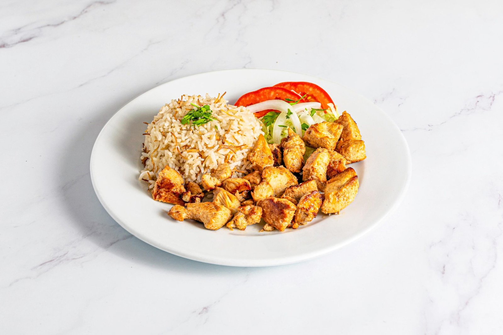 Shish tawook de pollo a la parrilla con arroz y verduras