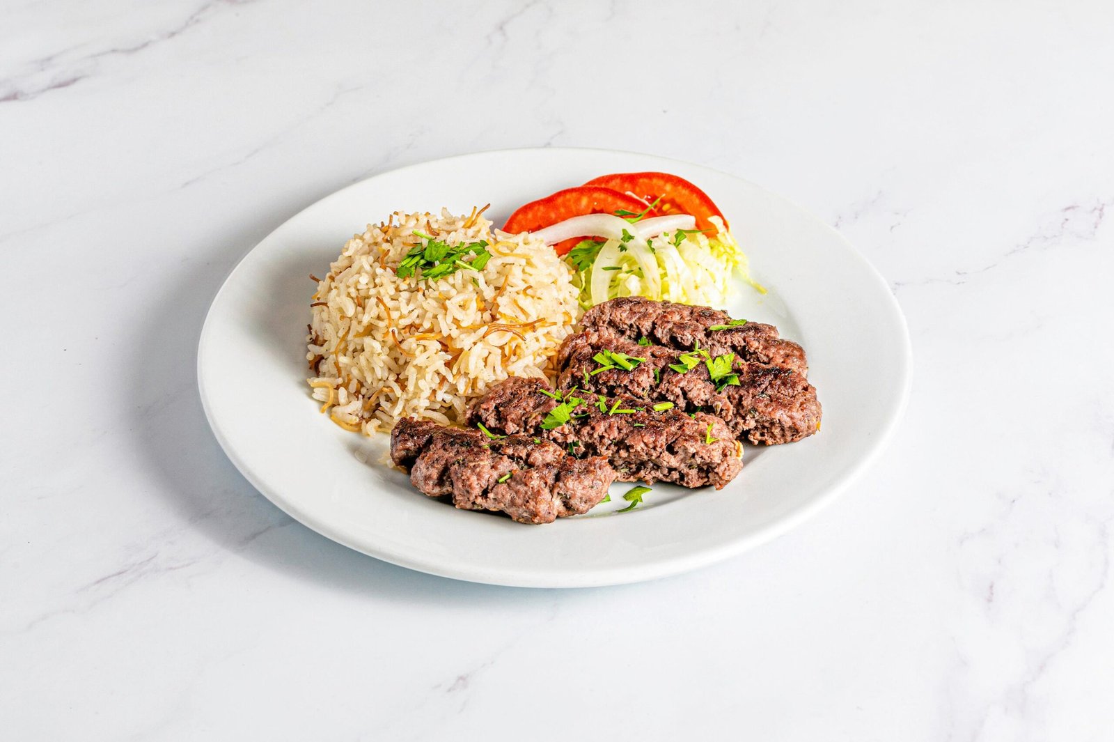 Kafta de carne a la parrilla con arroz y ensalada
