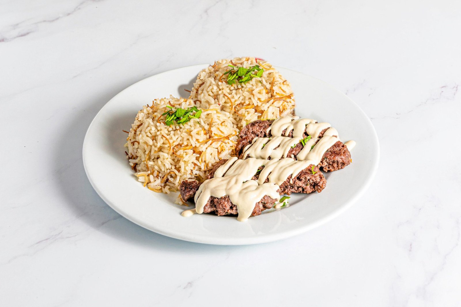 Kafta con salsa tahini y arroz