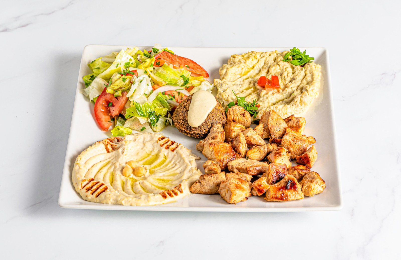 Plato combinado de shish tawook con pollo a la parrilla