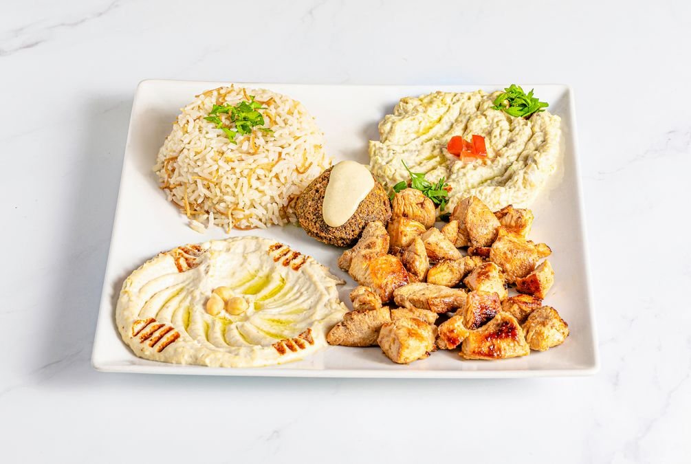 Hummus (crema de garbanzos con salsa de sésamo), Mutabal (crema de berenjena asada con salsa de sésamo), Falafel (croqueta de garbanzos y cilantro verde), Xix tawuk (pechuga de pollo adobado con especias a la barbacoa) y Arroz (preparado con fideos finos que contienen gluten). (halal)