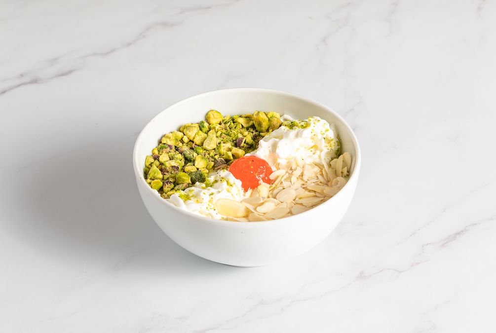 Crema de leche aromatizada con esencia de flores.Contiene almendras y pistachos.