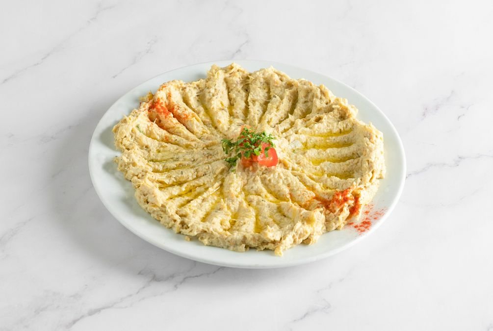 Crema de berenjena asada con salsa de sésamo, aceite de oliva y zumo de limón natural. (Vegano/Sin gluten)