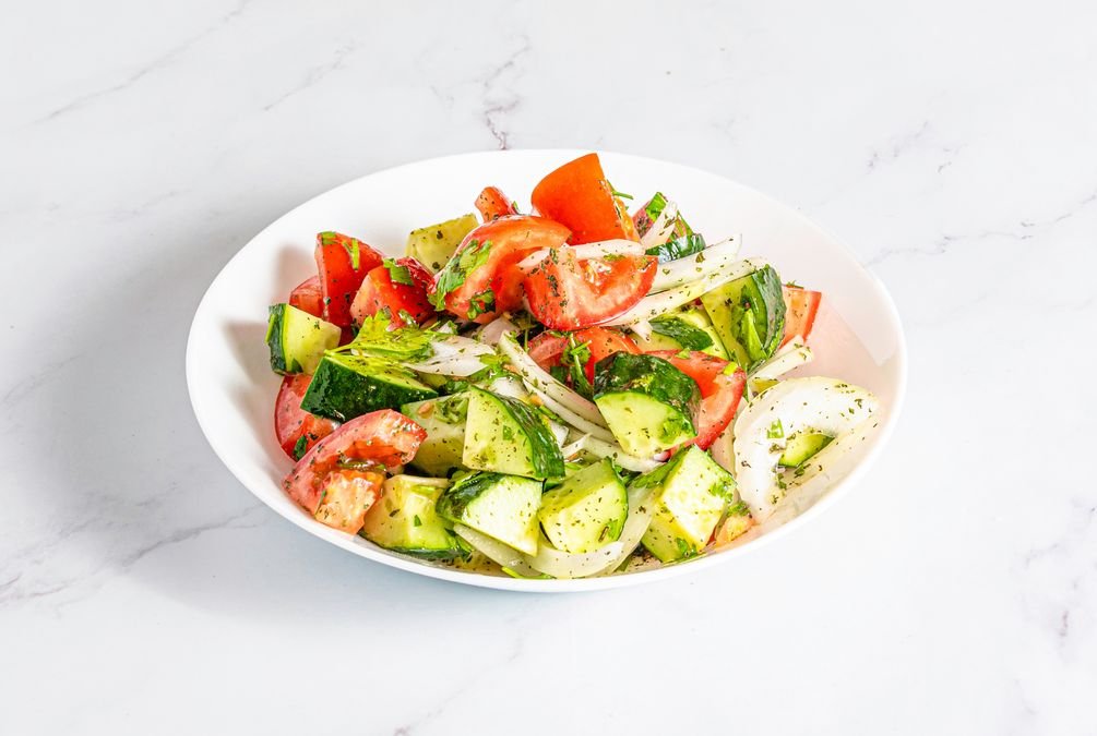 Ensalada de tomate, cebolla, pepino, menta seca y zumo de limón natural. (vegano/sin gluten)